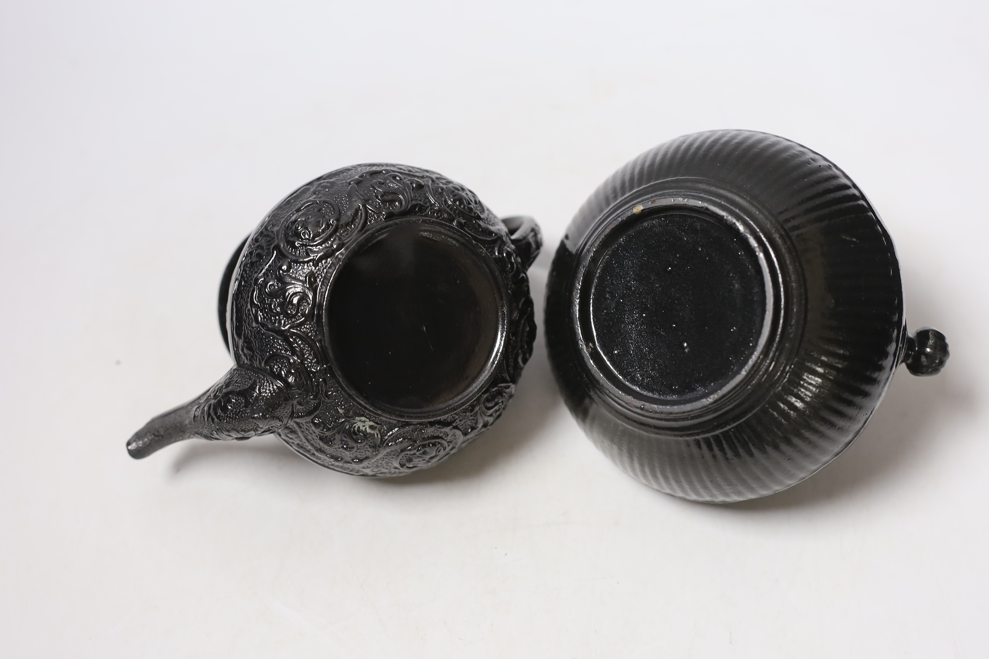 A Jackfield type Staffordshire teapot and lidded bowl, largest 17cm wide